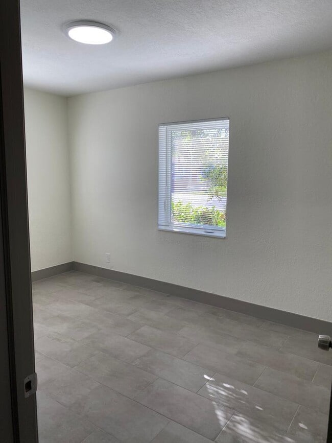 Building Photo - 1218 S B St