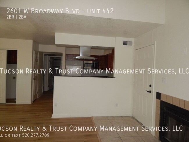 Building Photo - 2 BD 2 BA Condo - West Side