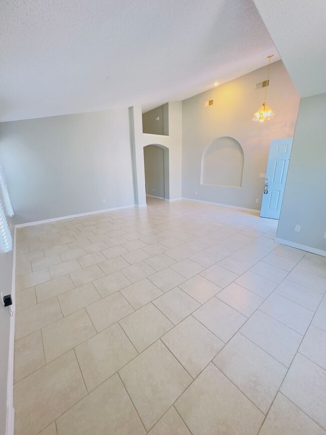 Building Photo - Beautiful 4 bedrooms 2 baths single family...