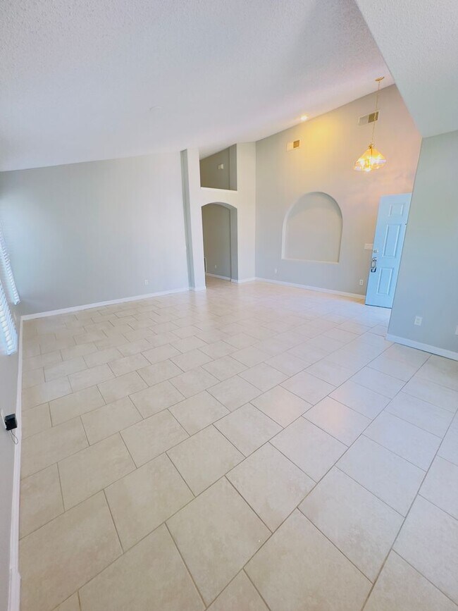 Foto del edificio - Beautiful 4 bedrooms 2 baths single family...