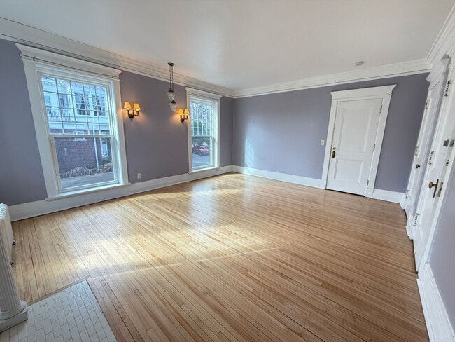 Foto del edificio - Beautiful 4 Bedroom/2 Bathroom Second Floor Apartment in East Duluth Mansion with Utilities Inclu...