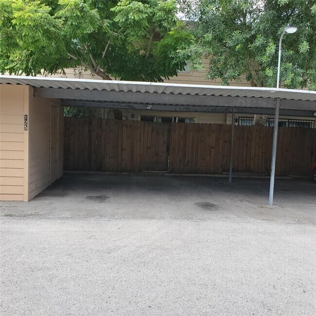 Foto del edificio - 7700 Creekbend Dr