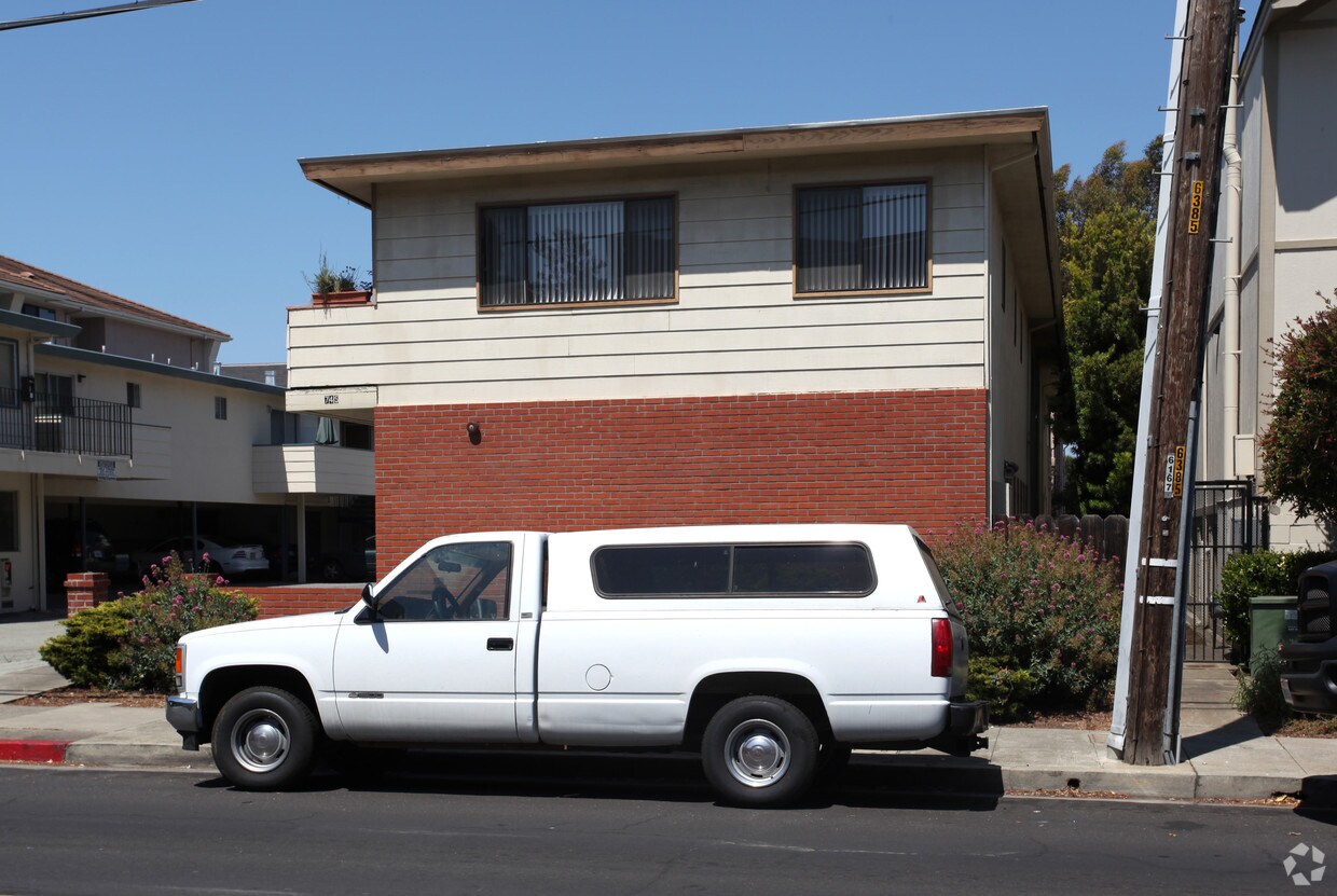 Building Photo - 745 Elm St