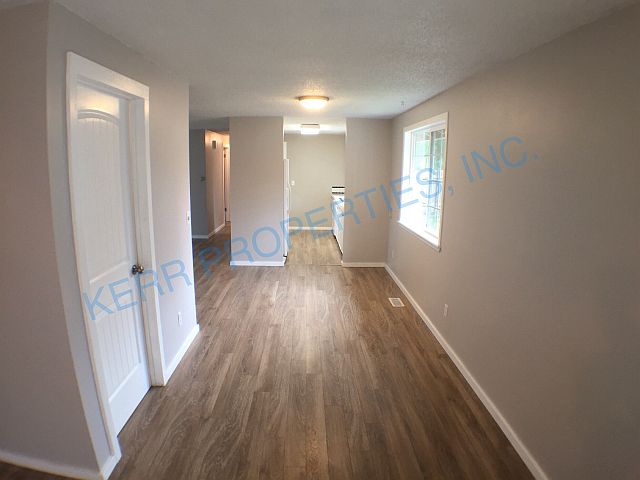 Building Photo - 525 NW Riverview Pl