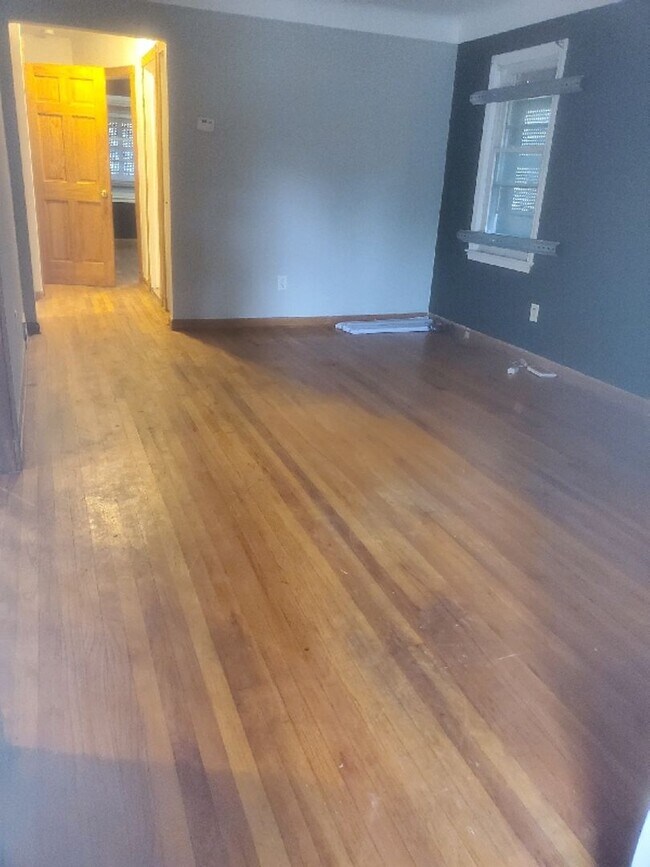 Foto del edificio - 3 Bedroom 1 Bath Brick Bungalow - Availabl...