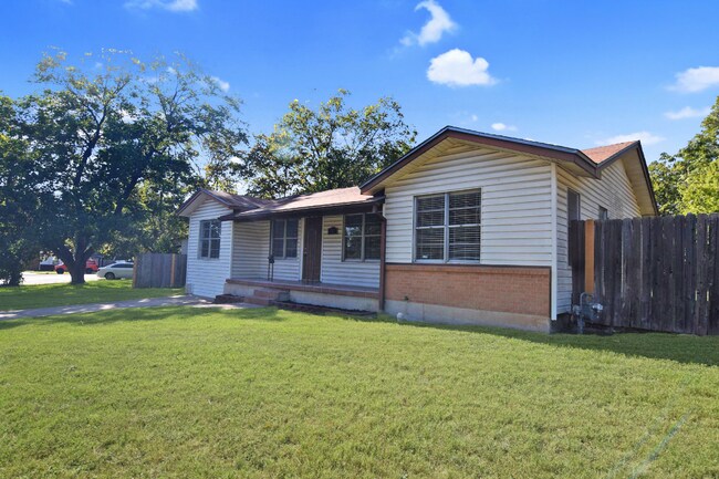 Foto del edificio - 311 Crockett Dr