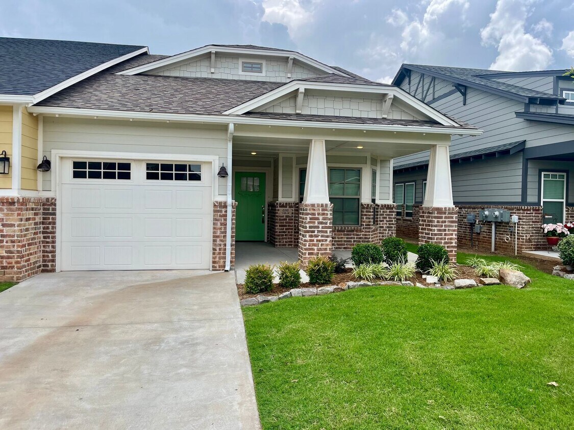 Foto principal - Beautiful 2 Bed 2 Bath!