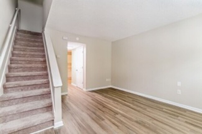 Foto del edificio - Renovated ~ 2 bedroom / 1.5 Townhome in We...