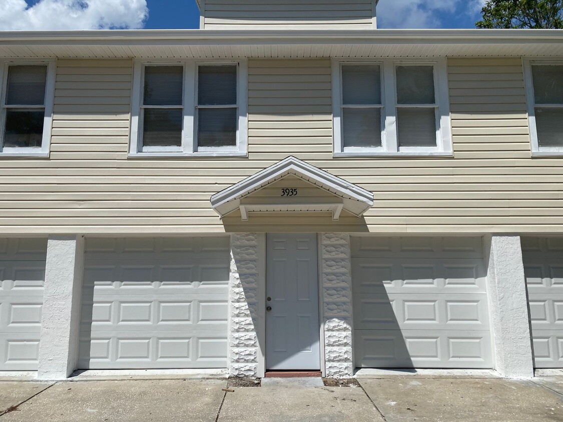 Primary Photo - 18th Ave S Triplex