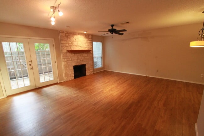Foto del edificio - 2 Bedroom, 1.5 Bath Condo in Northwest Hills Near Far West Blvd