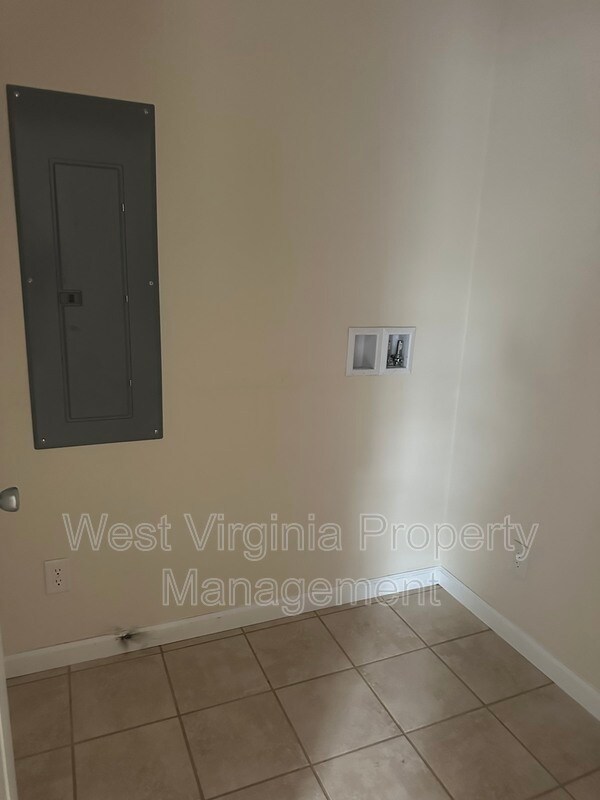 Building Photo - 113 Wickham Ave