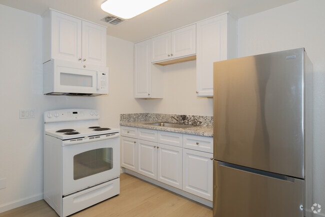 3BR, 1BA - 1,000SF - Kitchen - Solana
