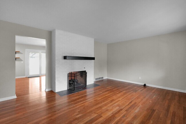 Foto del edificio - 5371 Poplarwood Rd