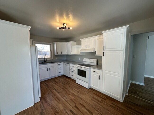 Building Photo - 4 bedroom, 3 bath single family home