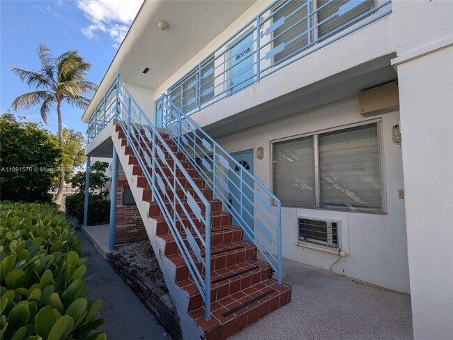 Foto del edificio - 7805 Crespi Blvd
