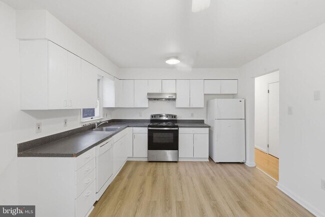 Building Photo - 4904 Hollywood Rd