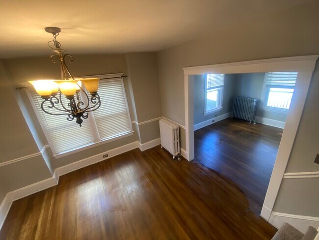 Building Photo - 1422 Rosewood Ave