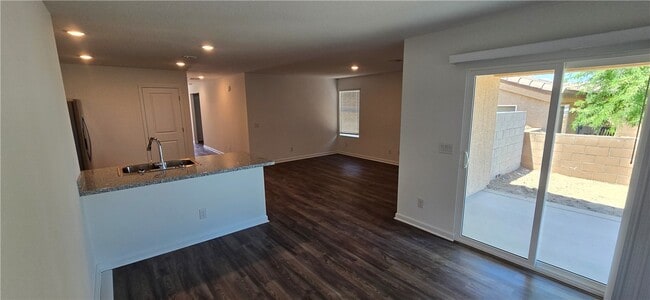 Building Photo - 2109 E Crystal Dr