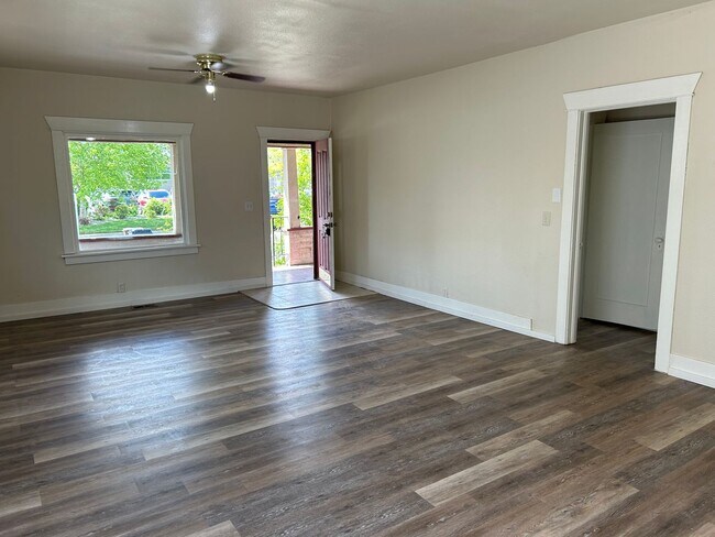 Foto del edificio - 3 Bed 1 Bath Home With Fresh Updates!!!