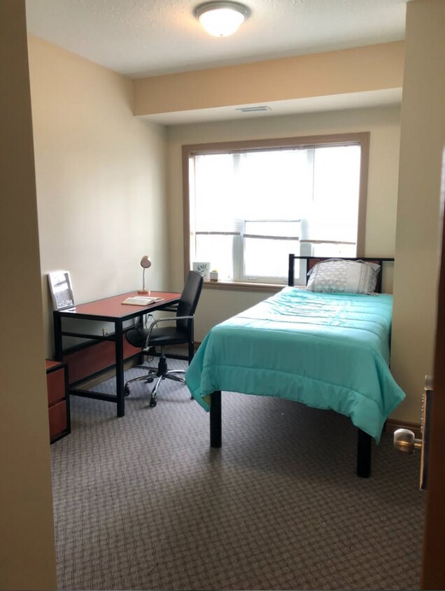 Building Photo - 251-251 Lester St