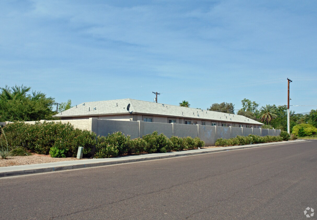 Building Photo - 2025 W Morten Ave