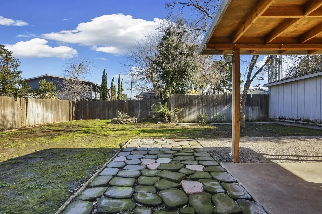 Building Photo - 111 Manor Dr