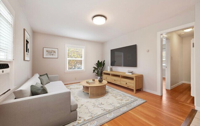 Foto del edificio - Darling Remodeled One Bedroom Cottage for Rent in Old Roseville