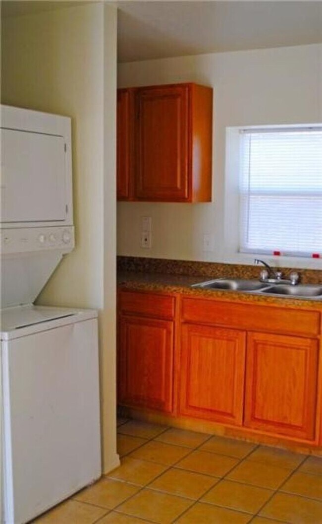 Foto del edificio - 205 N Little Flower Rd