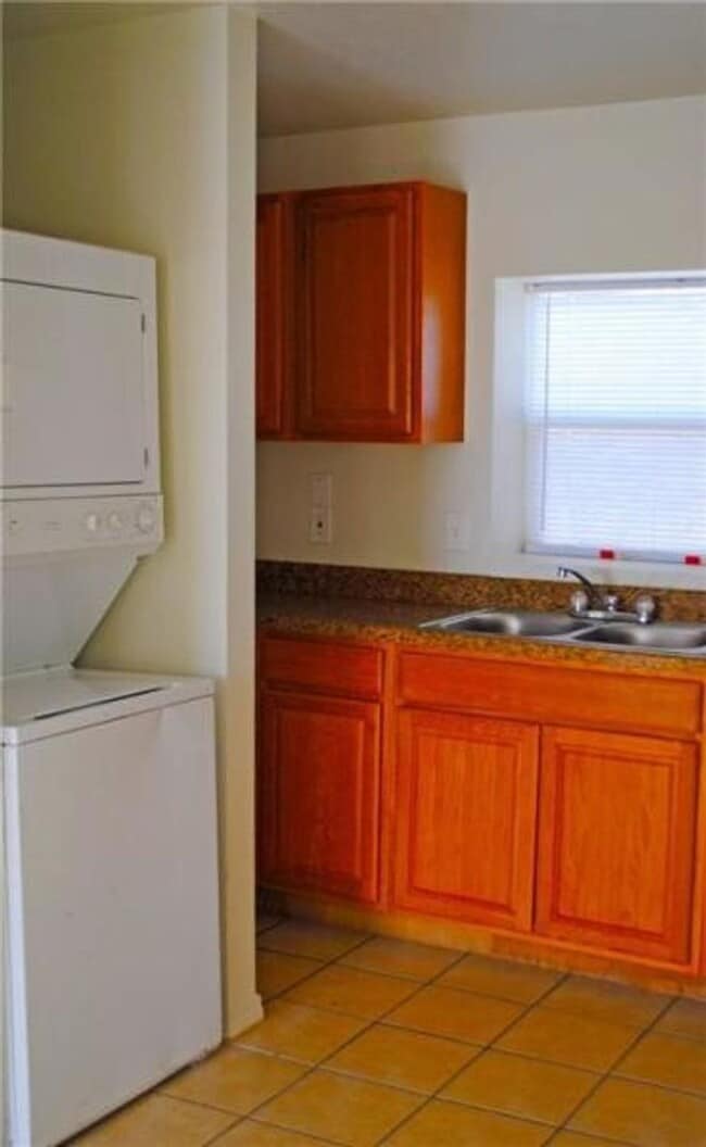 Building Photo - 205 N Little Flower Rd