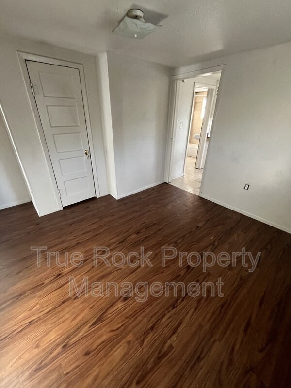 Building Photo - 531 1/2 W 9th Apt W