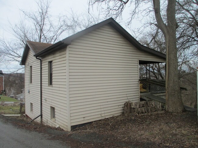 Building Photo - 256 Gamble St
