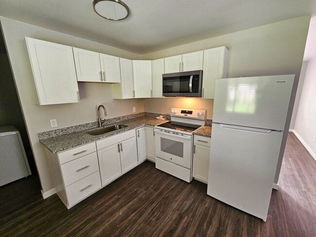 Foto del edificio - 4 bedroom 1 bathroom SF House