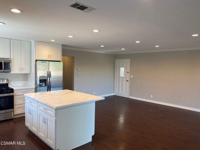 Building Photo - 662 Benson Way
