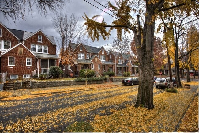 Building Photo - Unique and SPACIOUS 3 bedroom 2 bathroom H...
