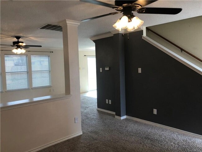 Building Photo - 1404 Sequoia Dr