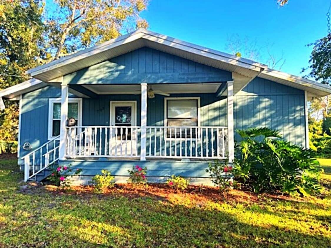 Foto principal - Island Bungalow, Minutes From the Beach!