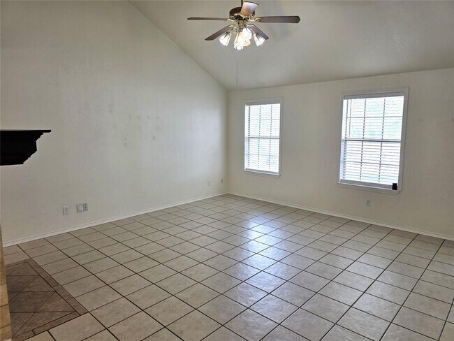 Foto del edificio - 1600 Hollow Tree Blvd