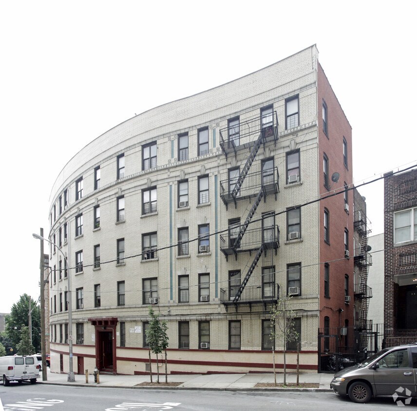Primary Photo - 360 E 195 St