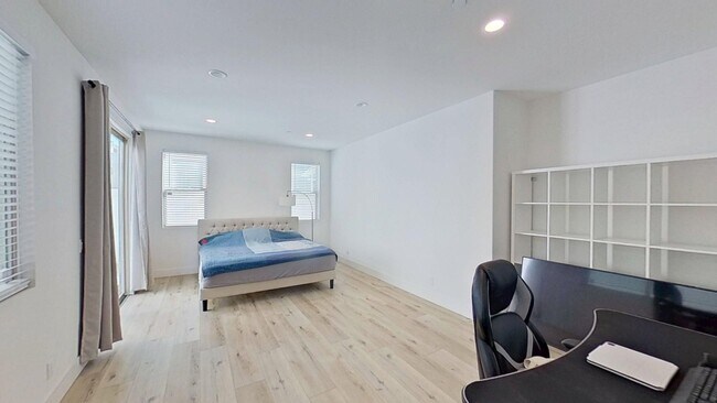 Building Photo - 574 S Motif St