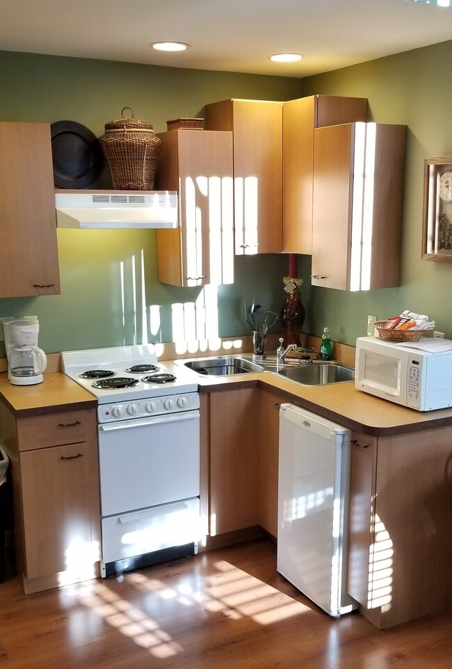 Kitchen - 1428 East Chocolate Avenue