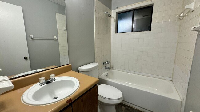 Foto del edificio - 2 Bedroom - 1 Bath Condo Available for Imm...