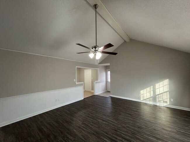 Foto del edificio - 641 Valley Springs Dr