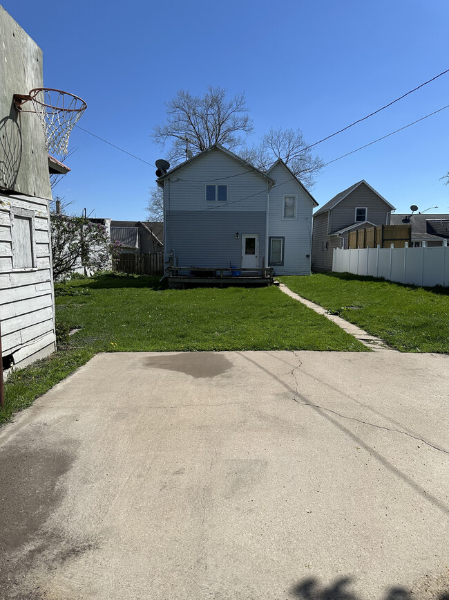 Building Photo - 109 W Benton Ave