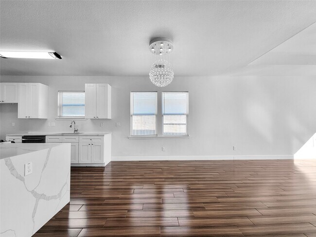 Foto del edificio - 8135 Chateau St
