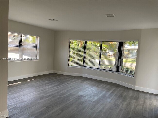 Building Photo - 3 br, 2 bath House - 1747 NE 55th St # 1-2