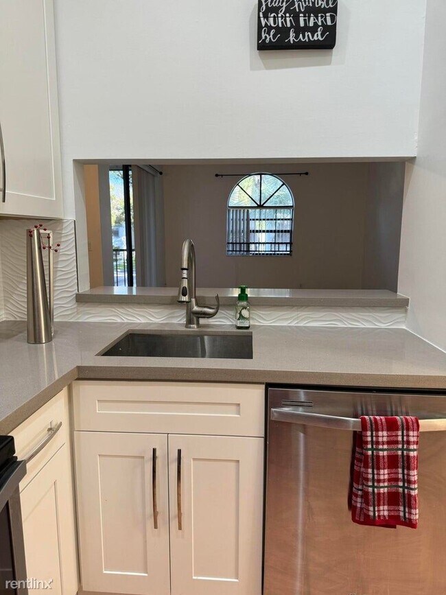 Foto del edificio - 3 br, 2 bath House - 5438 Verona Dr Apt I