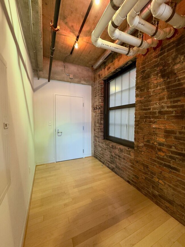 Foto del edificio - Stunning Industrial-Contemporary One Bedroom Condo- Parking included!