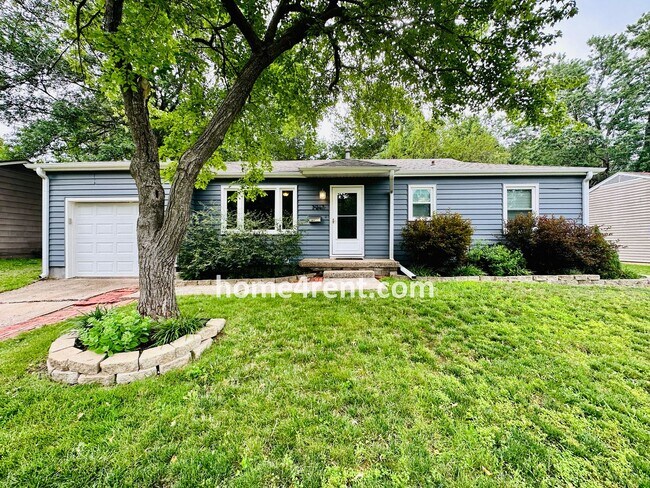 Building Photo - Adorable Ranch Style Home in Overland Park...