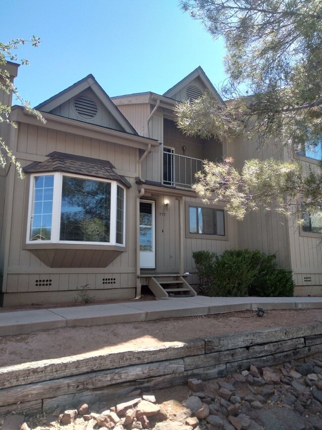 Building Photo - 937 W Madera Ln