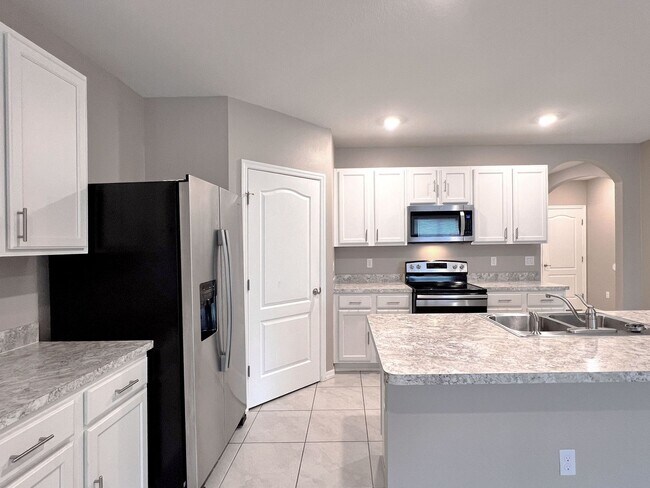 Foto del edificio - Four-Bedroom Home Near Lake Hartridge